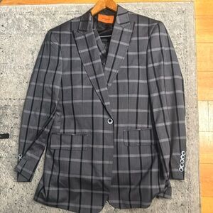 This is a 3 piece statement suit in the size 38R/32.
